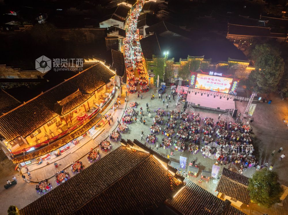 2026年10月18日，重阳节当晚，江西省抚州市黎川县，黎川古城景区第八届千叟宴隆重开席。