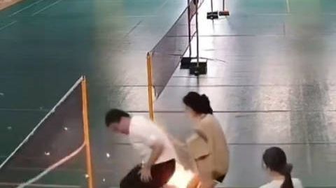 男子裤兜揣手机打球摔倒瞬间爆燃男子打球摔倒裤兜手机突然爆燃【危险一幕