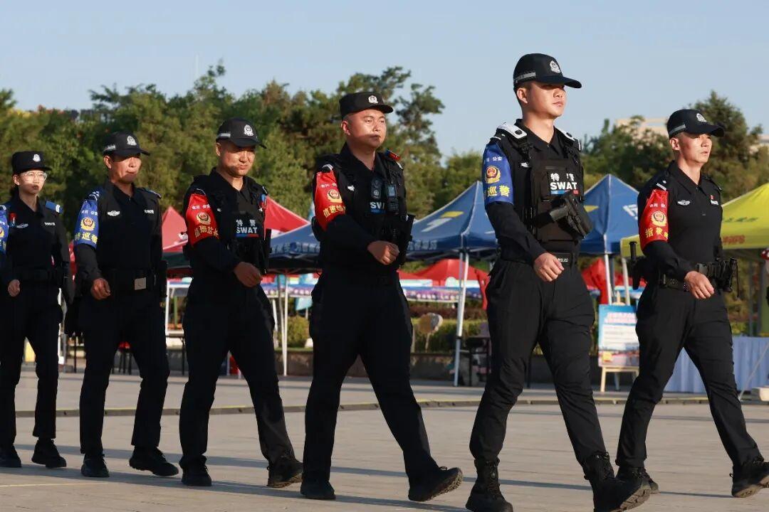 △图为金川公安分局街面警务站民辅警在市人民文化广场常态化开展步态巡逻