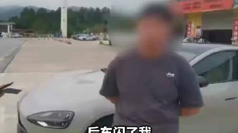 男子在高速上故意将车速稳定在80km/h，与大货车并排压速堵路，民警