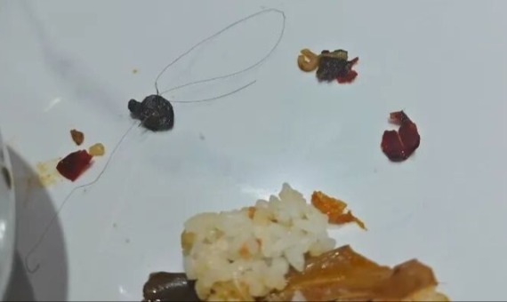 安徽一顾客用餐发现头发默默挑出继续吃，老板娘最新发声