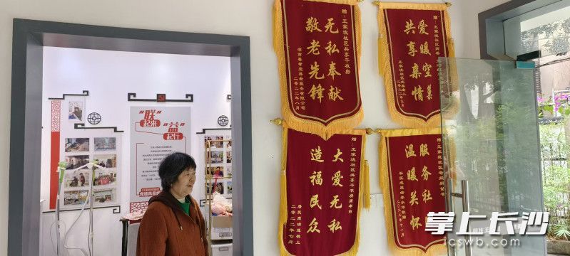 共享干衣房墙上挂着居民送来的锦旗。