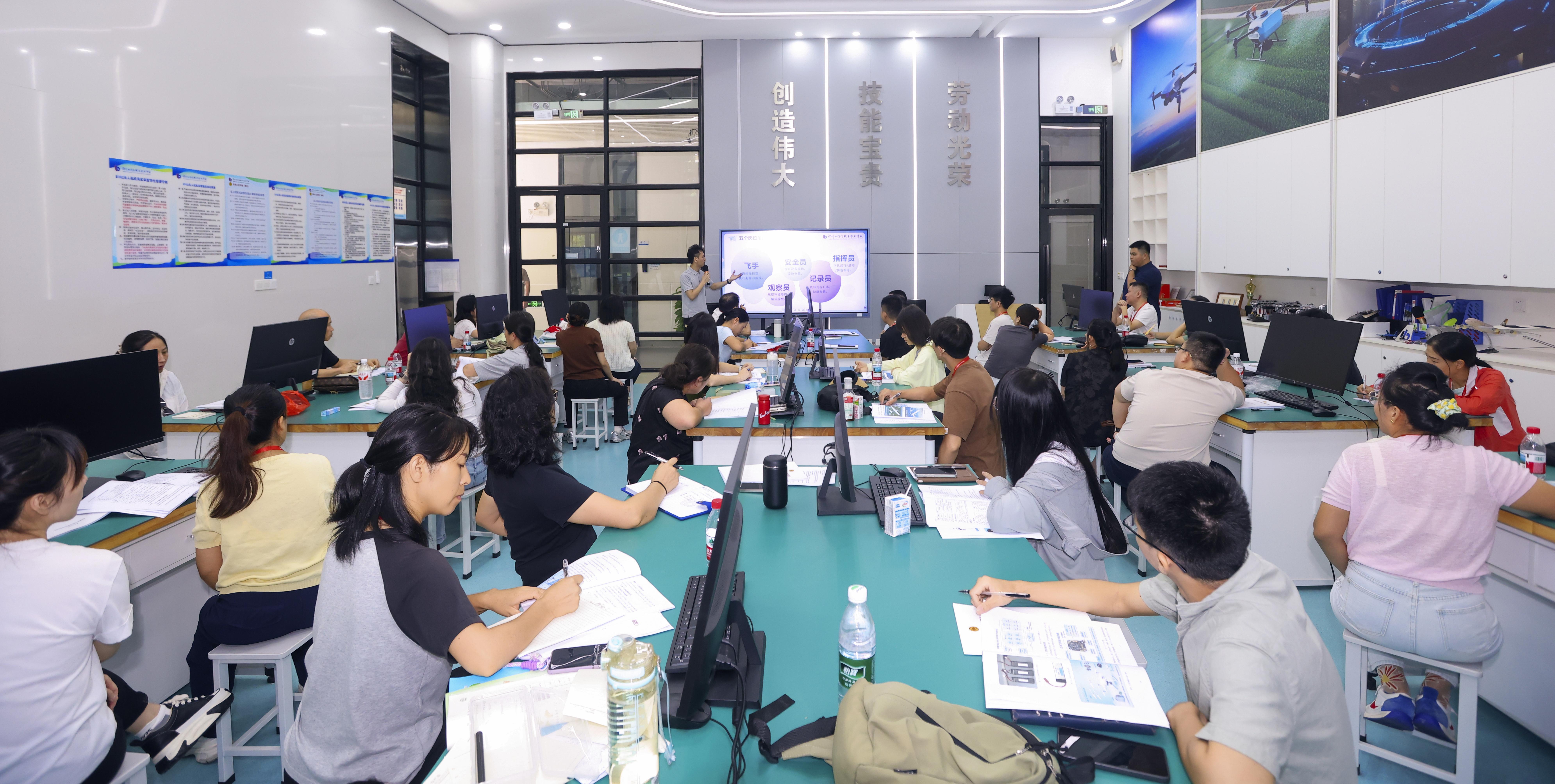 开课啦!深圳工匠学院四大专业同步开班