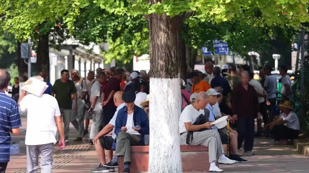 江苏银行养老金融品牌视频《让岁月更从容》温暖上线。江苏银行养老金融致力于给客户全生命周期的陪伴，覆盖财富规划、养老保障、适老服务、养老产业等多元场景，助力客户安心养老、岁岁从容。#江苏银行#养老金融#