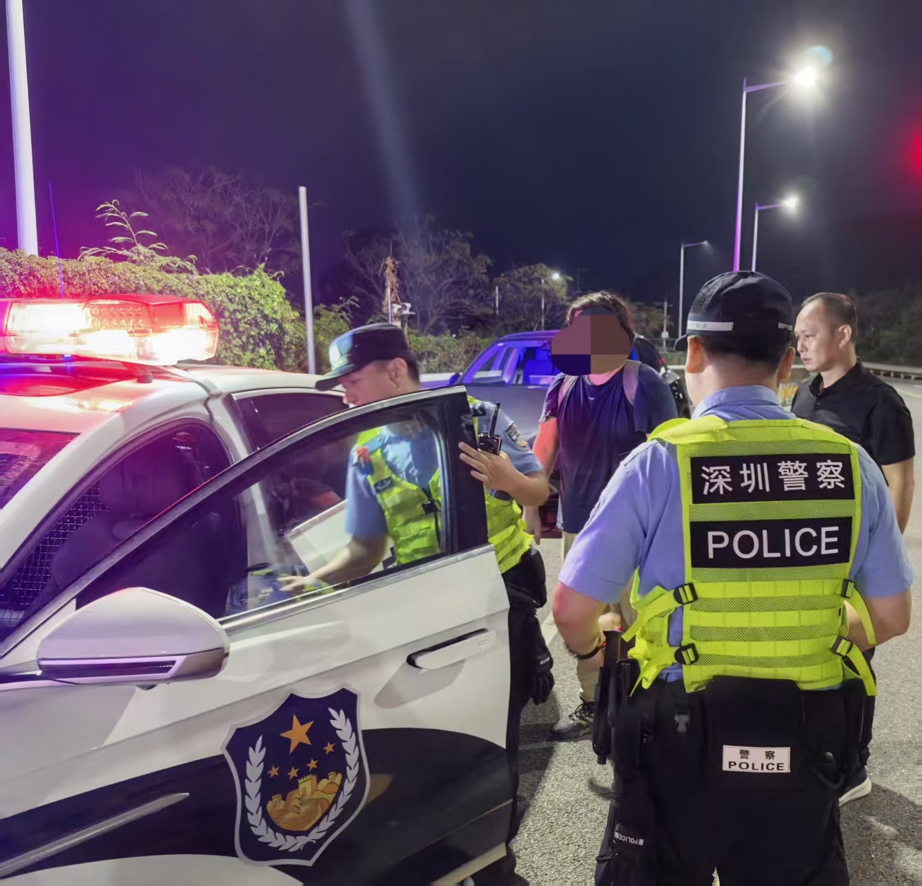 大鹏办事处水头社区:深夜滩涂暖心劝导,成功挽救轻生男子