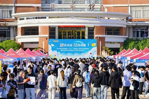 学生在招聘会现场挑选心仪的岗位