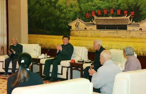 2014年10月31日，习近平专程来到福建省上杭县古田镇，出席正在这里召开的全军政治工作会议。图为习近平接见老红军、军烈属和“五老”同志代表。新华社记者 李刚 摄
