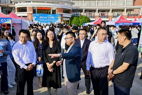 校领导与市、区人社部门领导在招聘会现场巡场指导