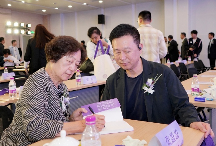 作者张盈盈为导演金海宁签名 范素丽摄