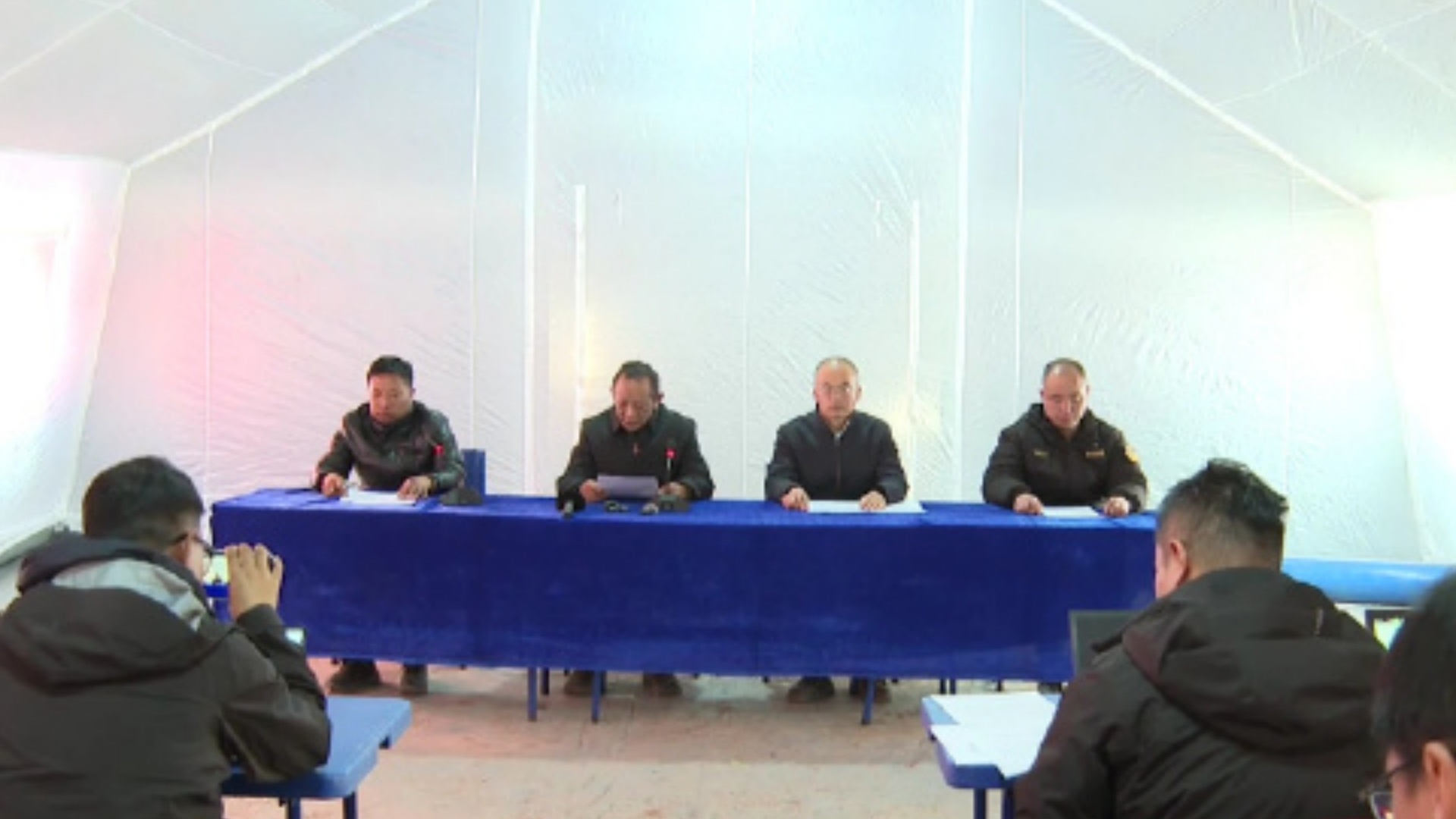 西藏巴青7.0级地震，已造成16人遇难、76人受伤，发布会现场全体起立悼念遇难同胞