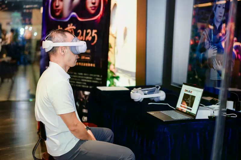 影迷体验VR设备。均为主办方供图