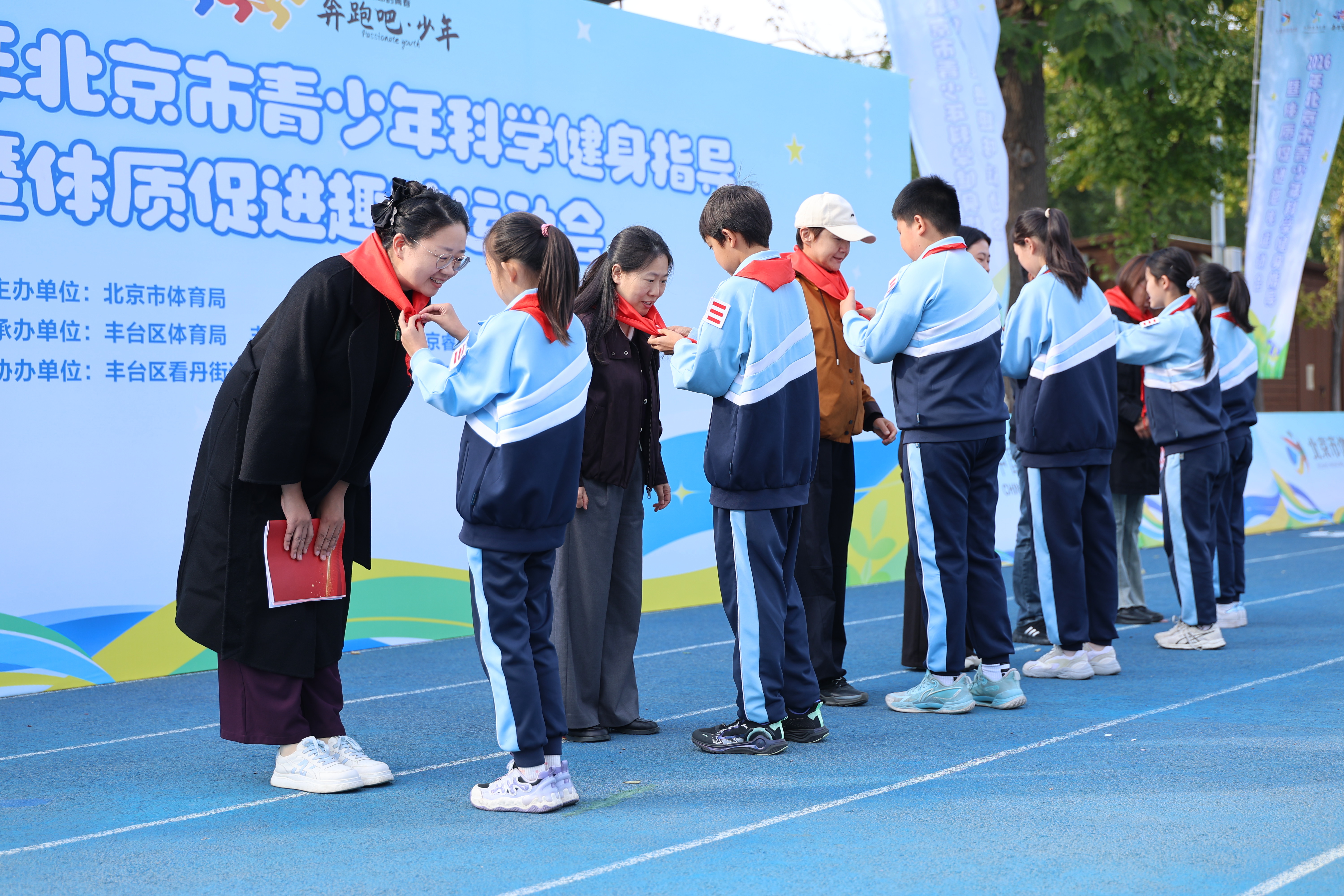 “奔跑吧・少年”活力开跑!趣味运动会点燃看丹小学运动热潮