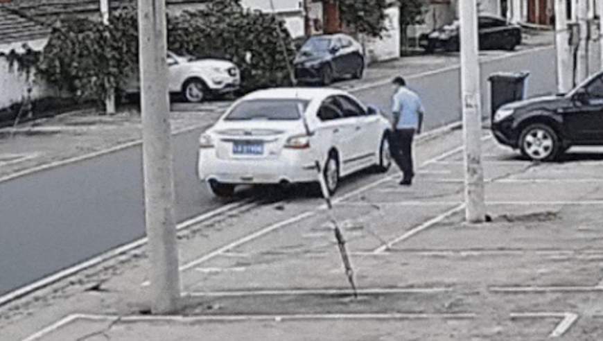 派出所门口，白色轿车双闪打了8分钟，没人下车也没人上车，民警：不对劲