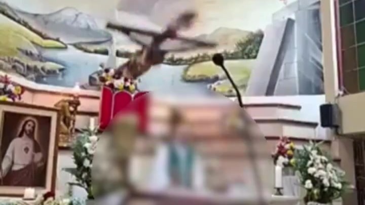 身后十字架突然倒下，厄瓜多尔一神父被砸死