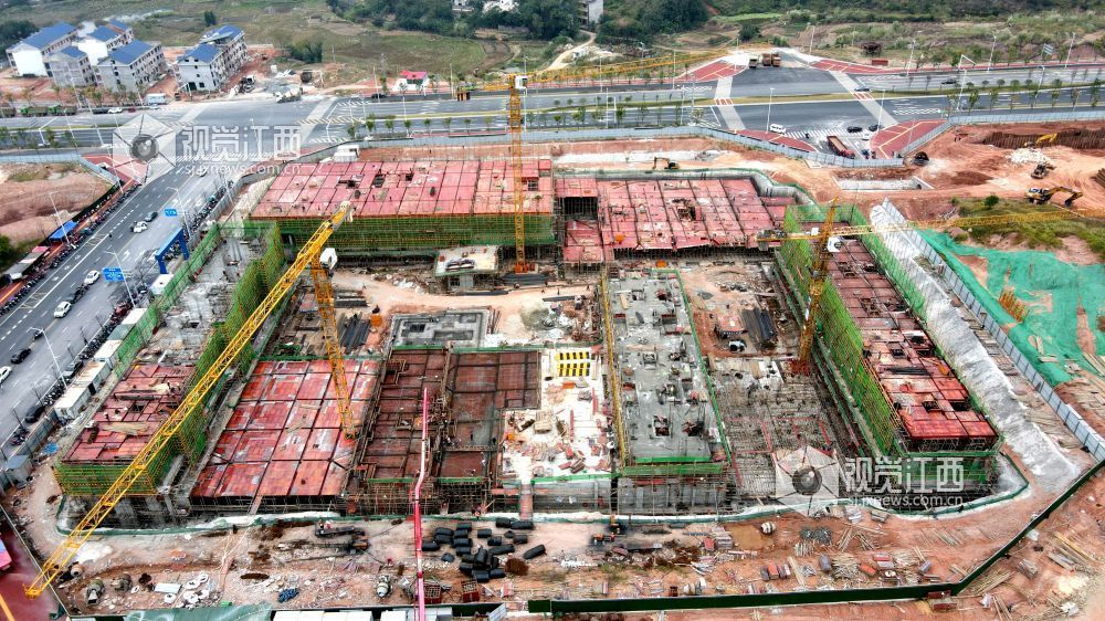 2026年10月22日,江西遂川高铁新区遂川中学(二部)项目建设正酣,施工现场机械轰鸣,多栋建筑同步推进主体施工。