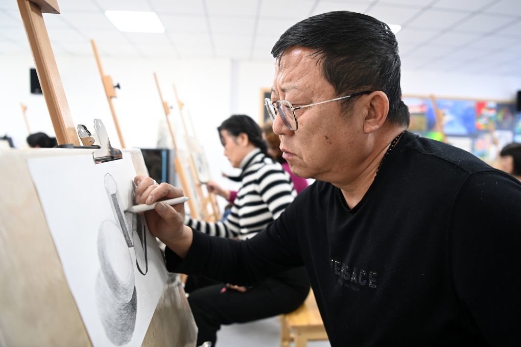 2024年11月20日，在甘肃省嘉峪关市老年大学，一名学员学习绘画。新华社记者　范培珅　摄
