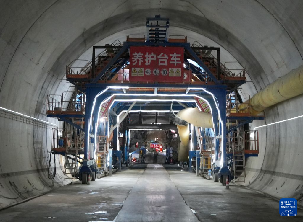 10月18日，建设者在郭家坡隧道内施工。