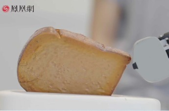 青春选择题｜教机器人夹面包，不会有人连第一关都过不了吧…