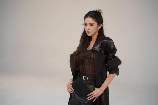 娜扎穿黑色皮裙时髦摩登