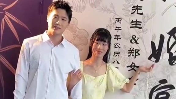 帅气小伙追脑瘫女孩求婚成功，女孩：大家都在说我配不上他，可我也不差