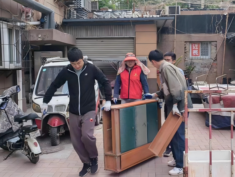 年轻干部下沉一线清理乱堆乱放