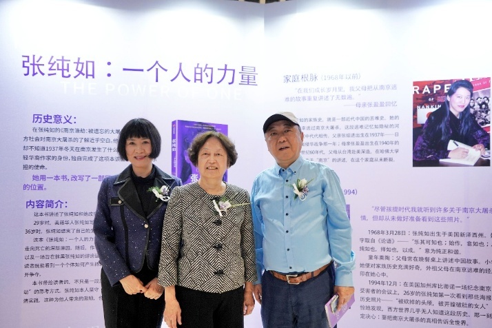 本文作者采访张盈盈、李玲后留影 范素丽摄