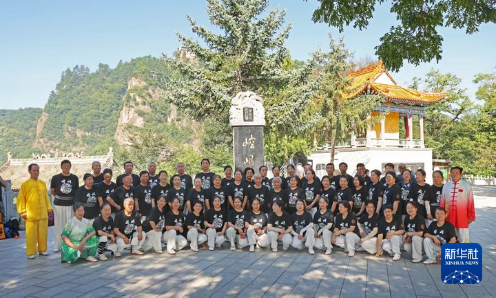 崆峒武术爱好者在甘肃省平凉市崆峒山的合影　新华社发