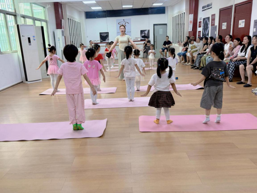 舞动童心 快乐成长 ——西乡街道径贝社区开展幼儿舞蹈公益课活动