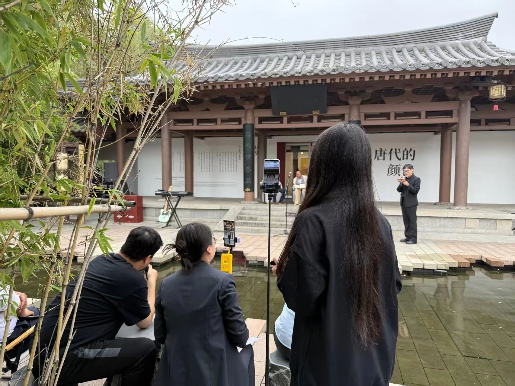 国庆期间欧亚学生团队为「世无双」作辅助直播