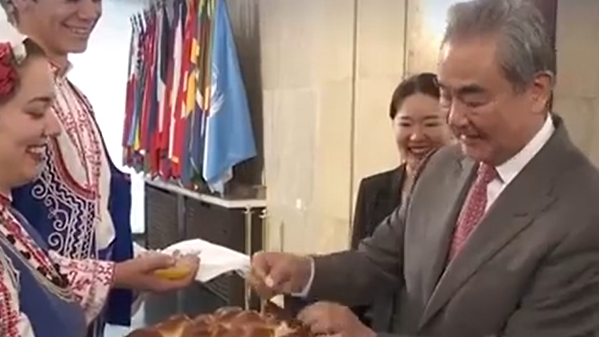 王毅到访保加利亚，现场品尝圆形大面包
