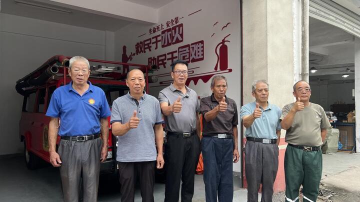 缪梅清（左三）和“缪家军”救火队成员们