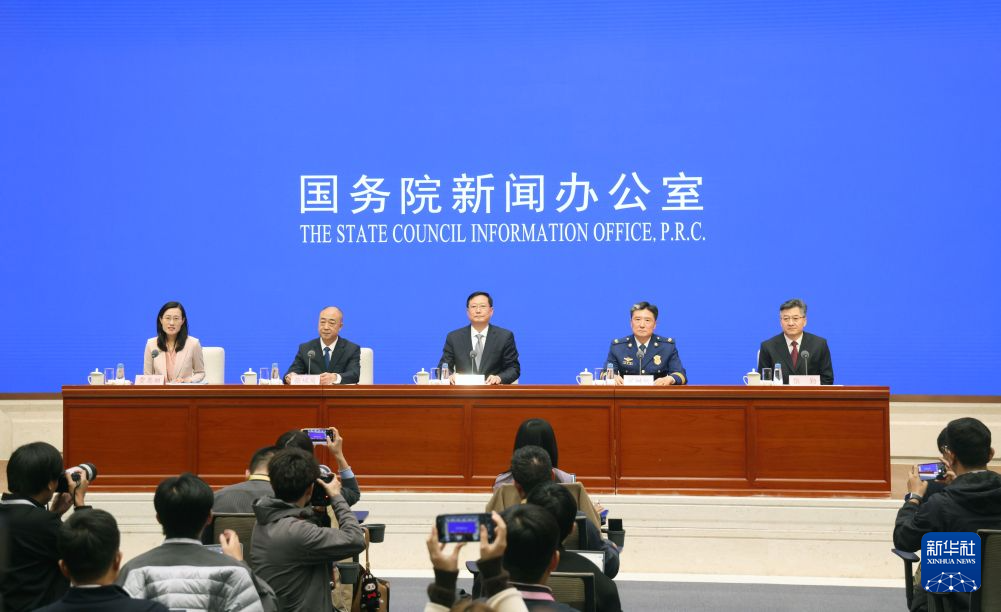 10月21日,国务院新闻办公室举行“开局起步‘十五五’”系列主题新闻发布会,应急管理部新闻发言人、副部长宋元明,国家消防救援局新闻发言人、副局长宋树欣,国家矿山安全监察局副局长张瑞庭,中国地震局副局长张勤介绍奋力推进“十五五”时期国家应急管理体系和能力现代化建设有关情况,并答记者问。新华社记者 殷刚 摄