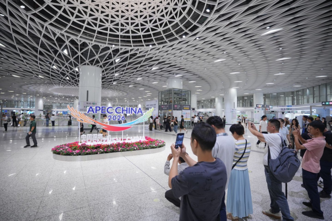 图：来往游客纷纷打卡地铁站等通关场所展观