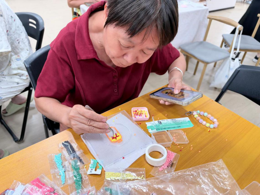 巧手拼豆乐重阳 敬老情暖夕阳红 ——西乡街道南昌社区开展重阳节老年人 拼豆手工活动