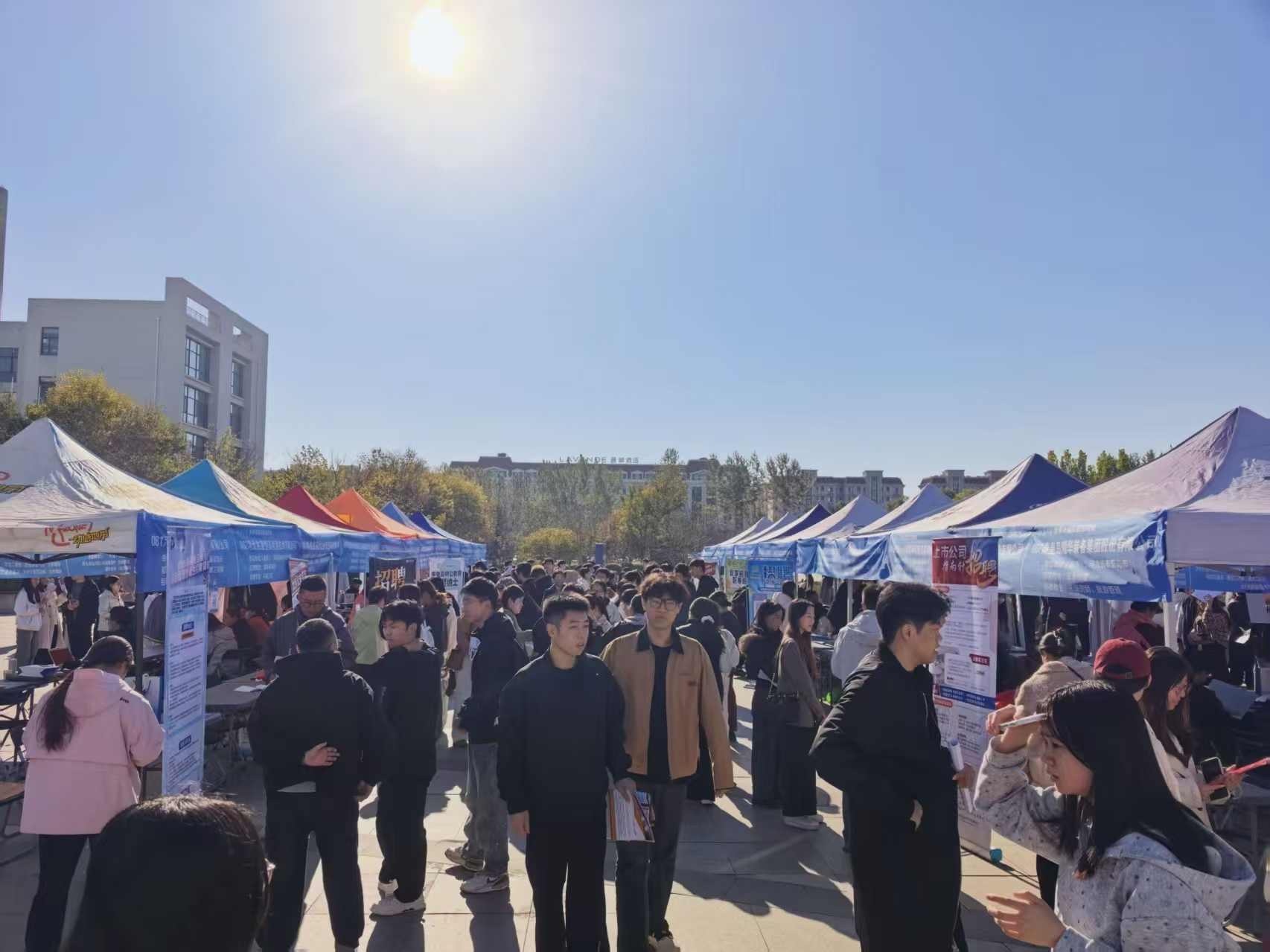 秦皇岛北戴河新区开展校园招聘暨政策宣传活动