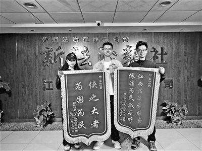 小区业主代表送来锦旗致谢（图/记者王琨）