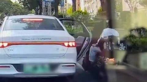 【9岁孩子开门杀致路人死亡司机获刑】近日,山东临沂一女子孙某开车等红