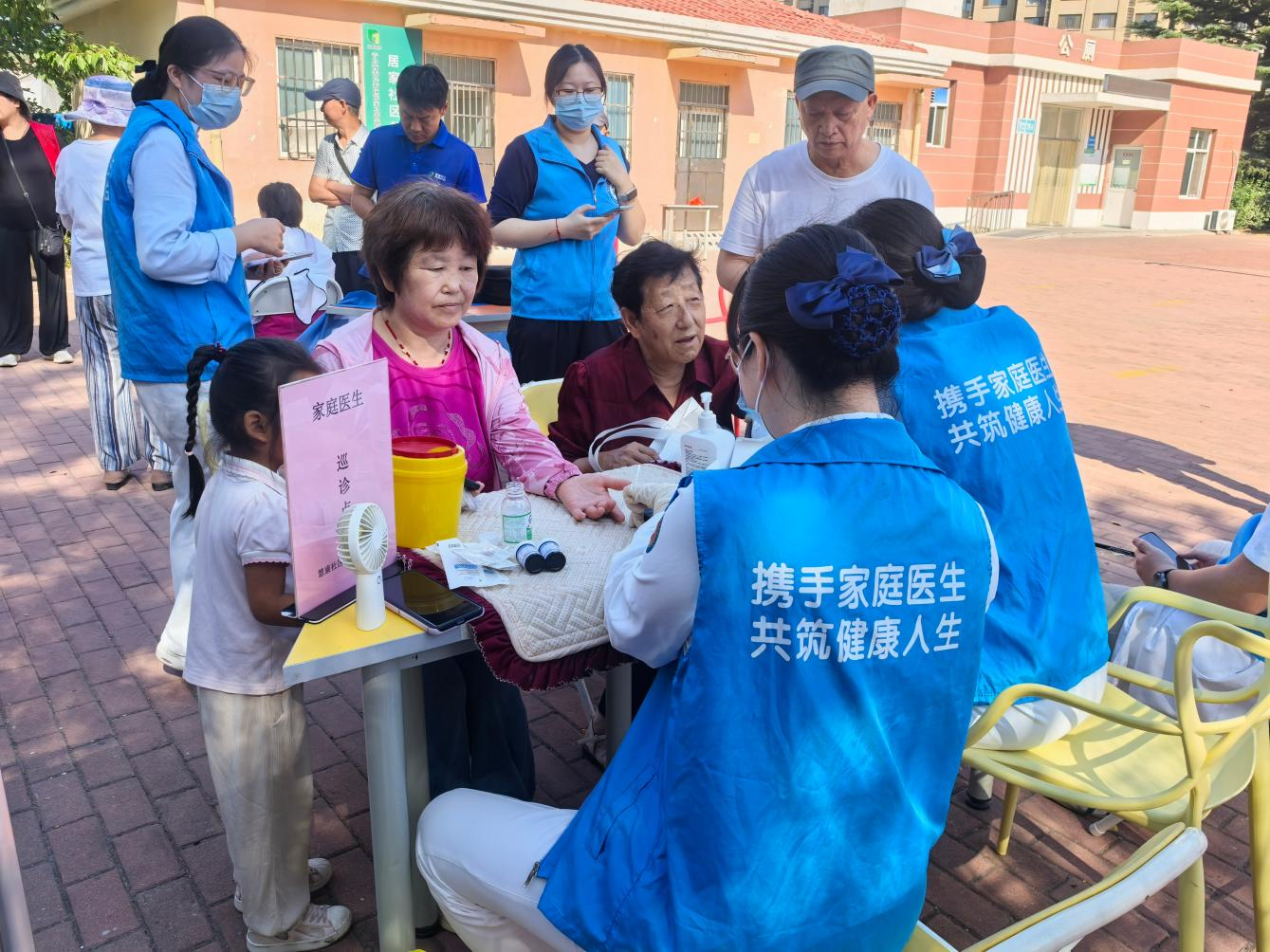 窗帘之约·暖阳守望 | 一扇窗帘一份牵挂,青岛西海岸新区薛家岛街道华顶山路社区守护万家暖阳
