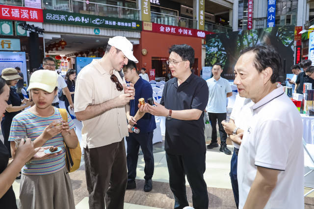 外国茶友正在品尝四球古树茶。