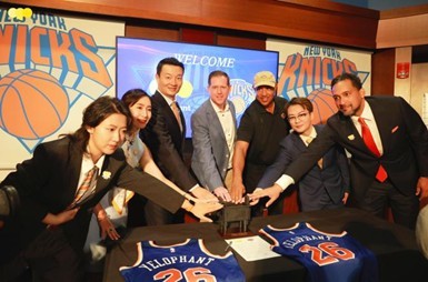 双方代表在签约现场合影并与青铜鼎赠礼合影