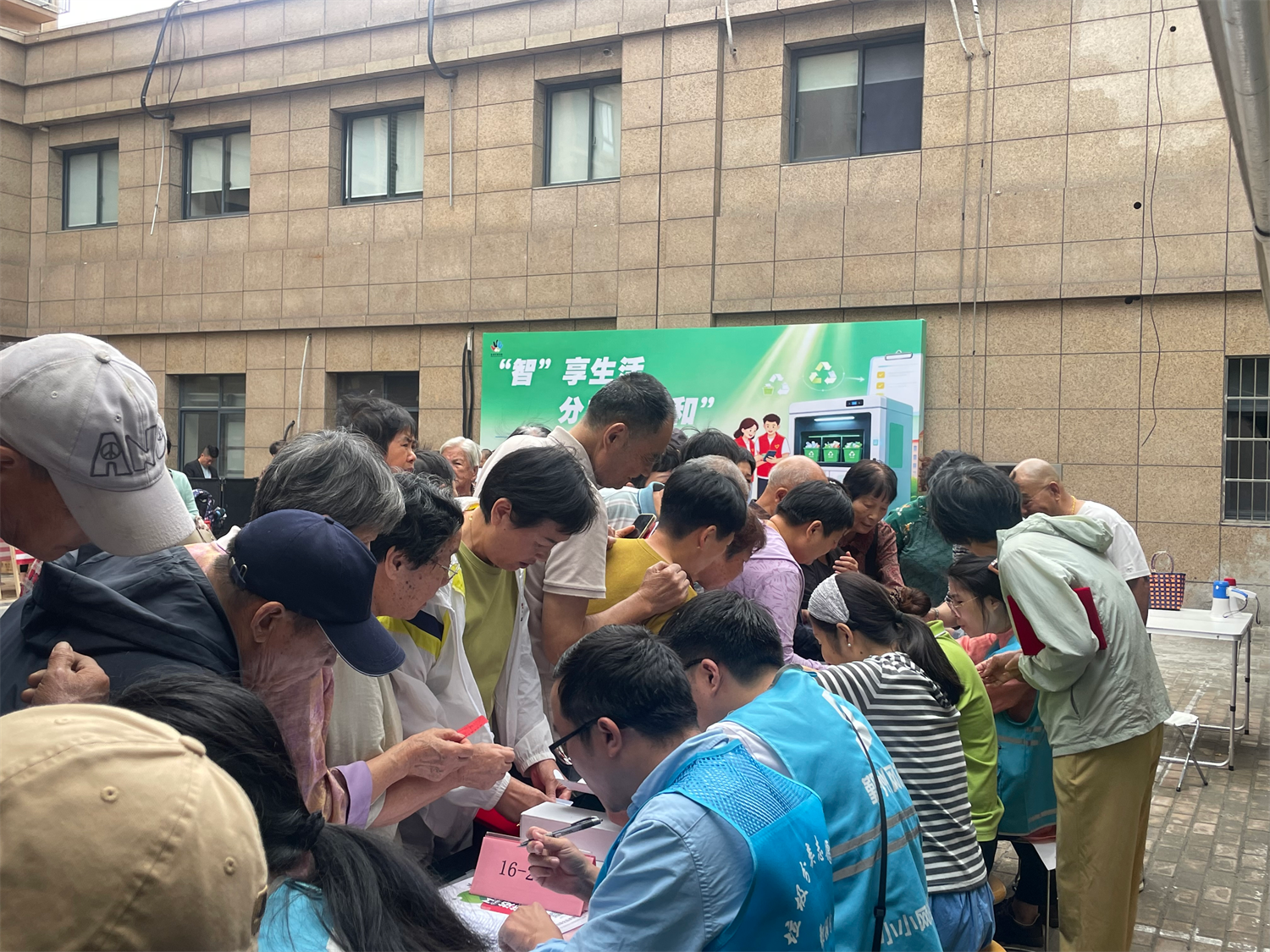 垃圾分类“开卡啦”!福明和城社区低碳市集热闹开市