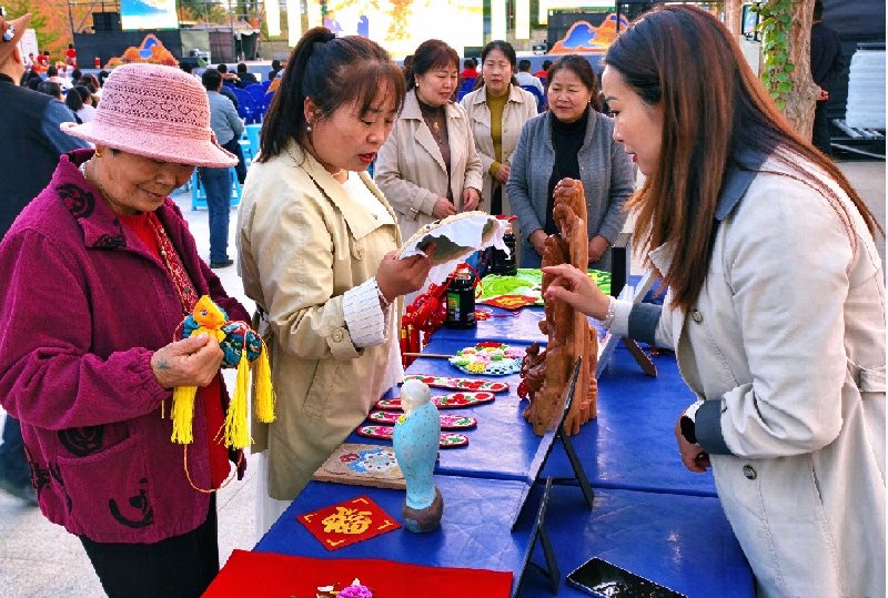 金塔沙漠胡杨林景区的非遗展示区