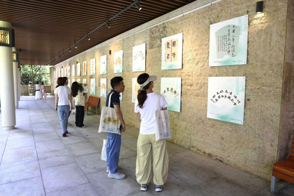 第四届“翰墨书正气&middot;丹青绘清风”西乡廉政扇面书法展正式开幕