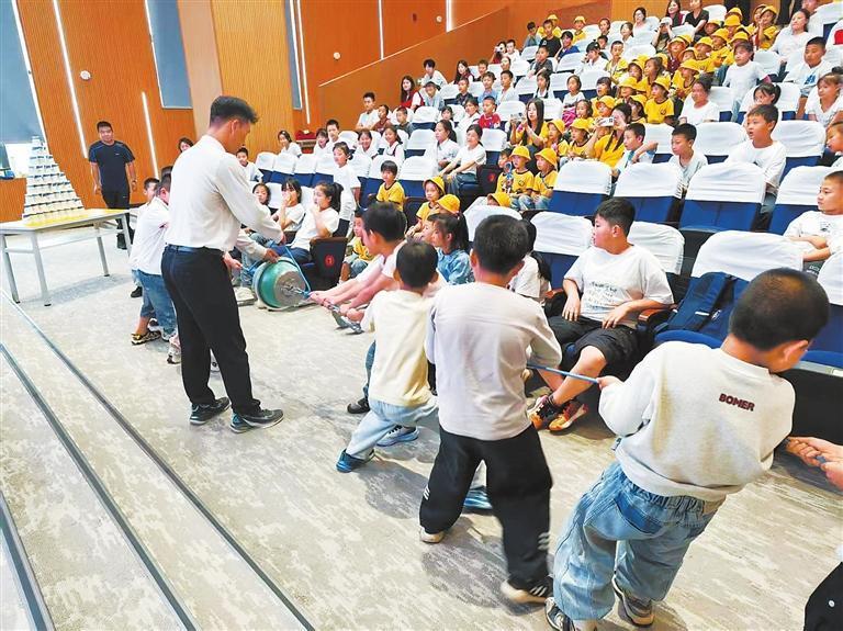 张家川县科技馆工作人员带着孩子们做马德堡半球实验