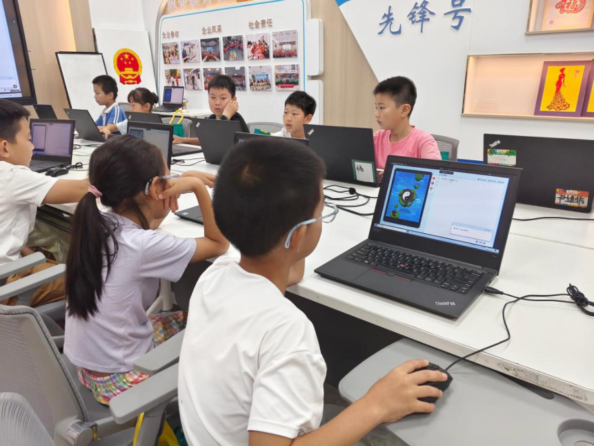 “AI精灵大作战”,看西乡街道劳动社区的孩子们玩出新花样!