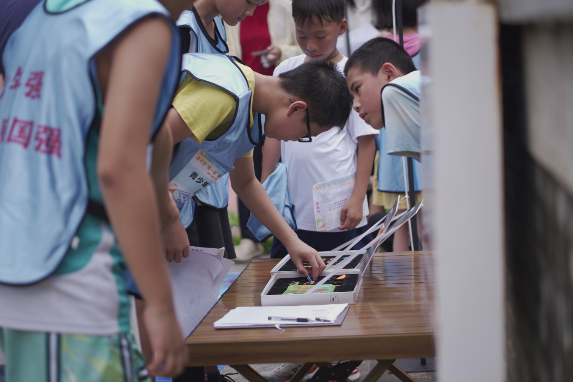 选手们开展科创闯关体验