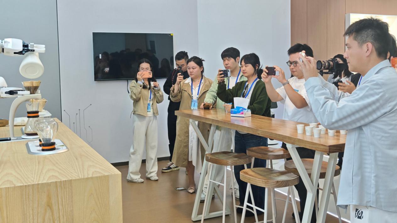 筑强算力底座，育强AI集群！探访九江数字经济发展最前线