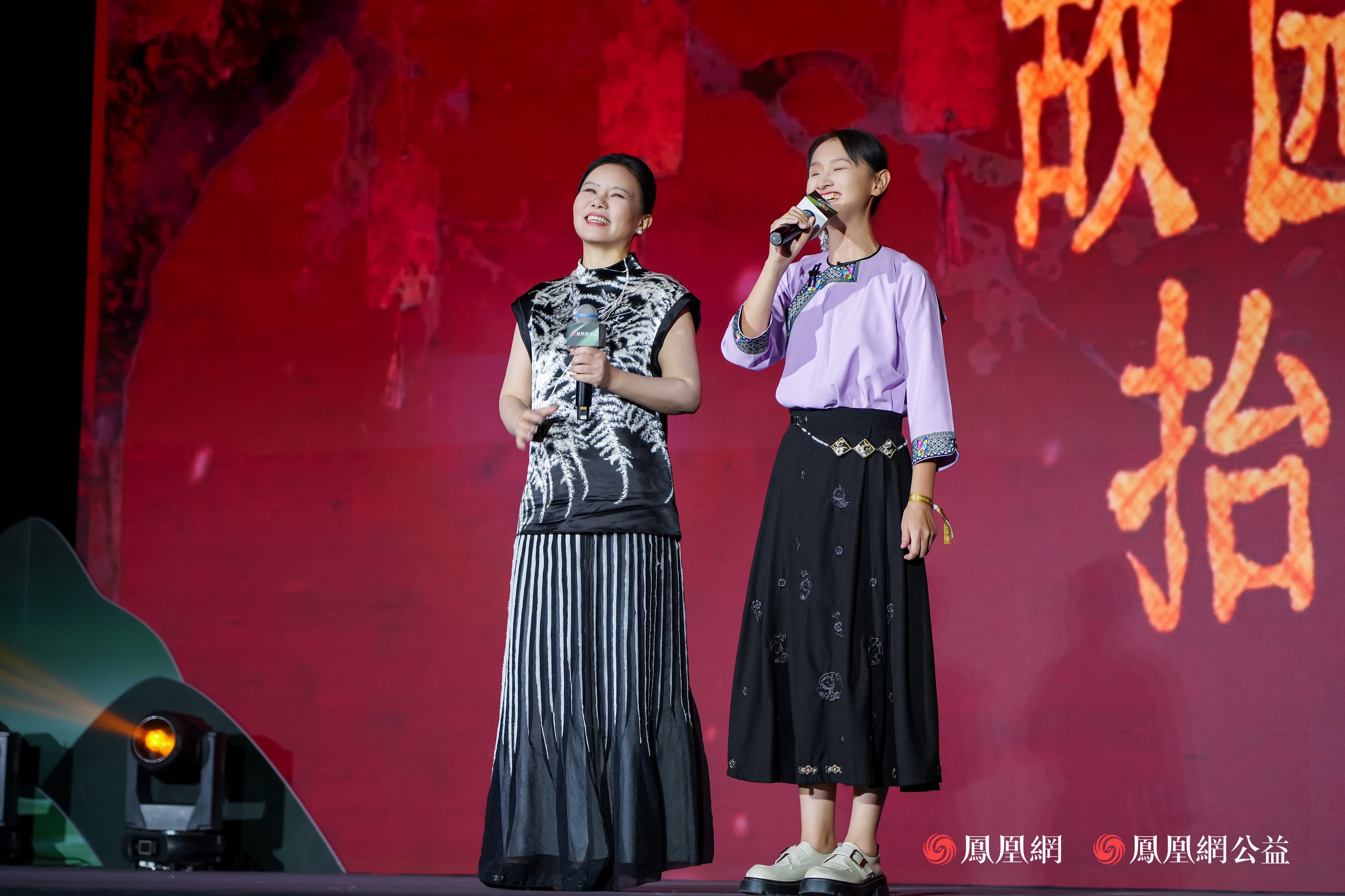 龚琳娜与安庆特殊教育学校的视障音乐老师田甜演唱歌曲
