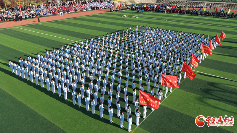 5000余名中小学生齐聚校园,同台展演阳光大课间。