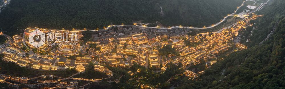 2026年10月20日,在江西省上饶市广信区望仙乡境内航拍的望仙谷景区灯火璀璨的夜景。